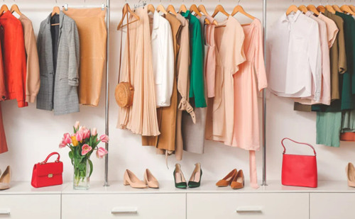 How to Up with Latest Fashion Trends—Practical Tips-capsule wardrobe